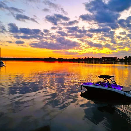 Marina Summer - Przy Jeziorze, Netflix, Tv55